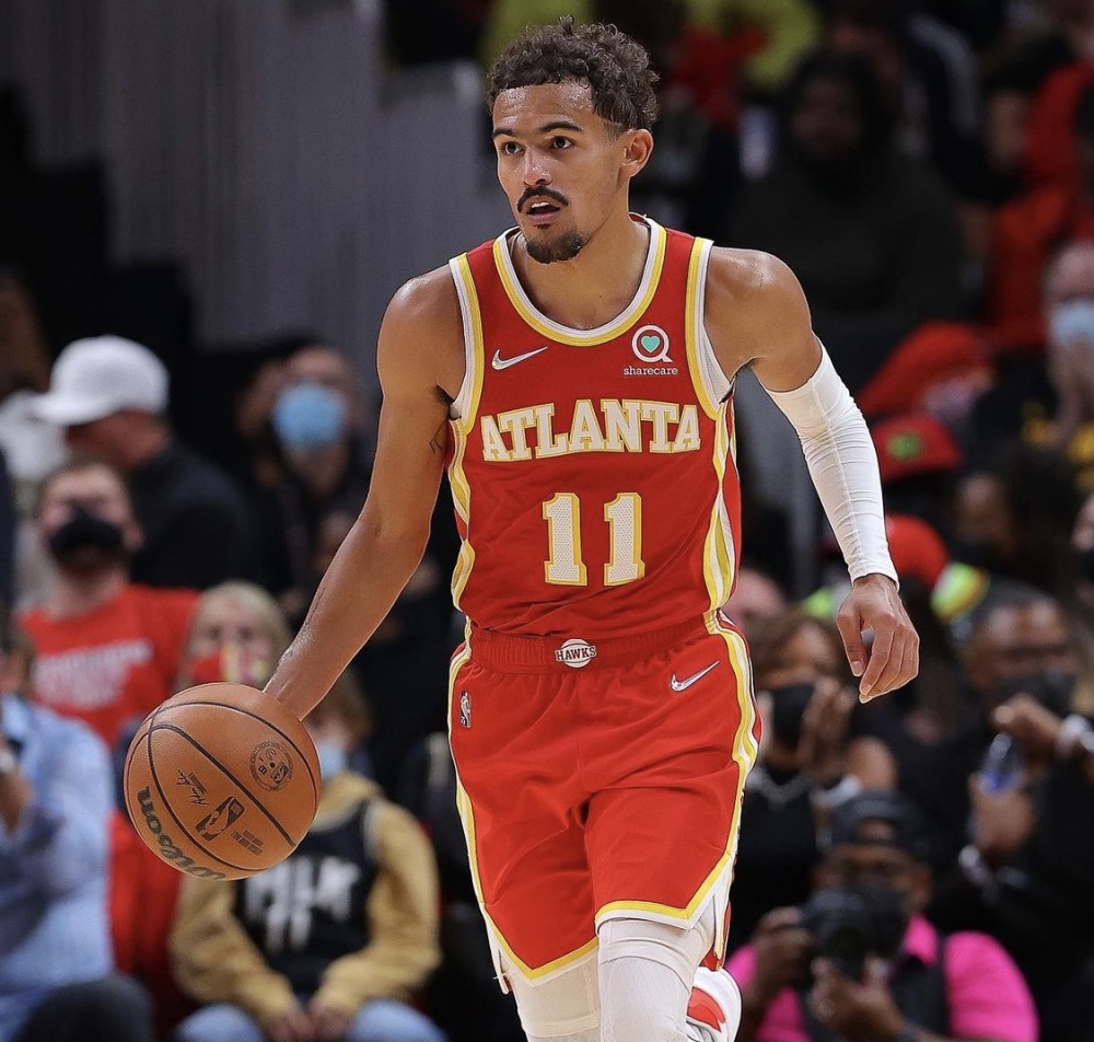 齐达内与蒯纪闻共同现身上海交大出席活动，现场教学马赛回旋（齐达内携手蒯纪闻亮相上海交大，现场示范马赛回旋）