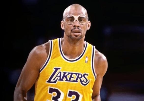 师徒重聚，阿隆索与维尔茨赛后拥抱致意，后者赠出比赛球衣（赛后再续师徒情：阿隆索与维尔茨相拥致意，维尔茨赠出比赛球衣）