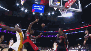 张琳艳赛后和凯莉交换球衣，后者直接把中国队球衣穿在身上（赛后张琳艳与凯莉互换球衣，凯莉当场披上中国队战袍）