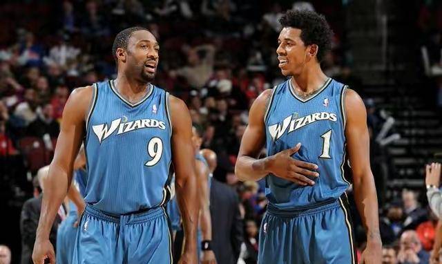 梅努申请离队，心属那不勒斯！已有12队邀约，曼联只接受租借！（梅努盼离队赴那不勒斯，12队抛橄榄枝，曼联坚持只租不卖）