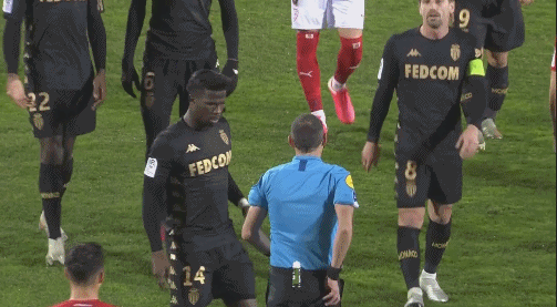 中超赛场争议判罚：VAR判罚引发热议,（中超赛场再起争议，VAR判定引发热议）